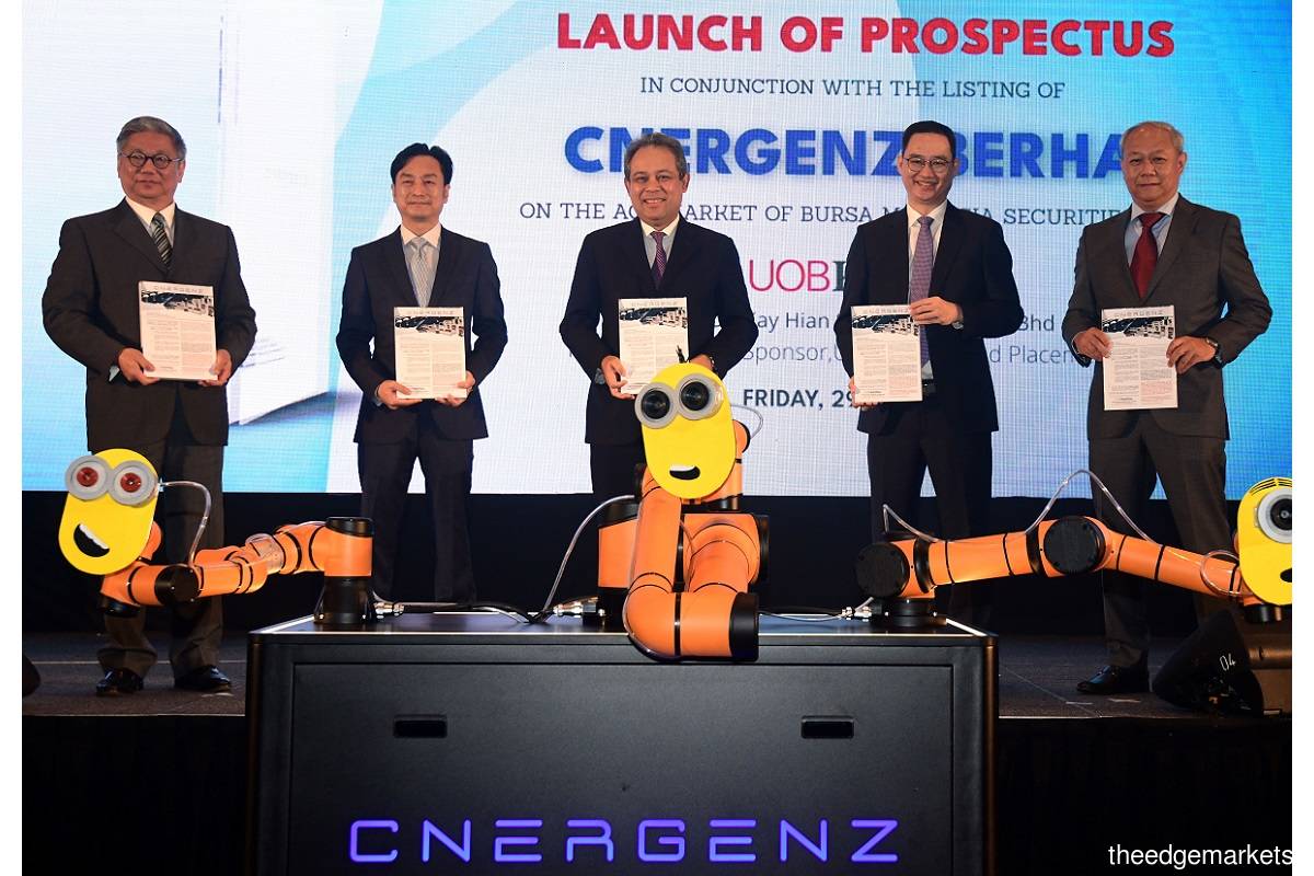 (From left) UOB Kay Hian Securities (M) Sdn Bhd chief executive officer (CEO) David Lim, with Cnergenz chief operating officer and executive director Kong Chia Liang, independent non-executive chairman Datuk Azman Mahmud, CEO and executive director Lye Yhin Choy as well as chief corporate officer and executive director Lye Thim Loong, at the IPO prospectus launch on Friday (April 29). (Photo by Patrick Goh/The Edge)